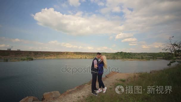 年轻情侣接吻和拥抱在湖视频