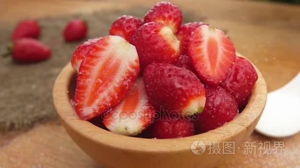 对新鲜草莓糖滴视频
