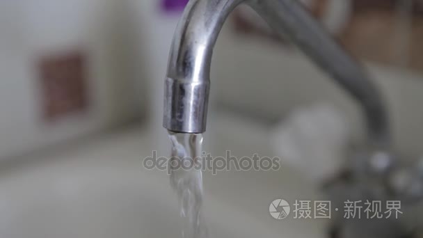 清洁的水从水龙头流视频