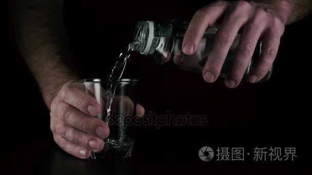 一个人倒水入杯。慢动作