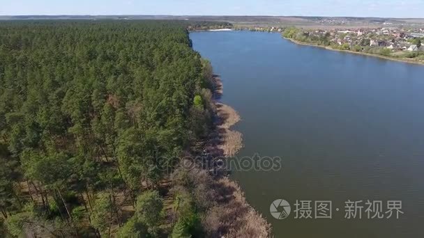 在海岸线上遍布森林飞行