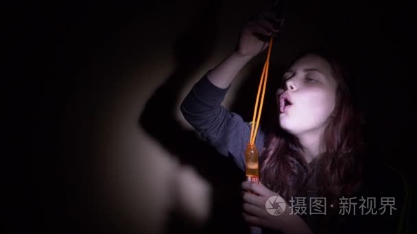 吹肥皂泡的美丽女孩视频