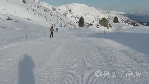 在走下坡的滑雪道上滑雪者视频