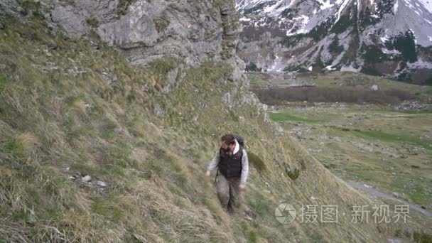 徒步旅行者攀爬山坡