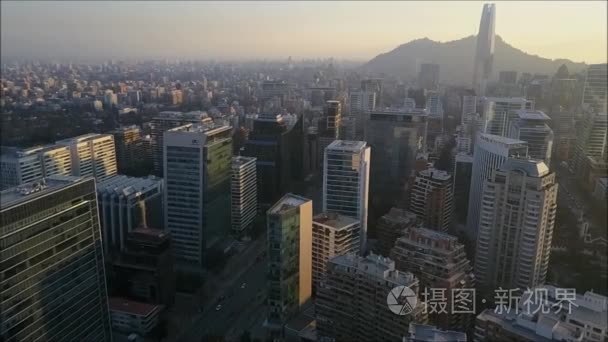 在圣地亚哥，智利公园 建筑物 道路和城市景观的航拍照片