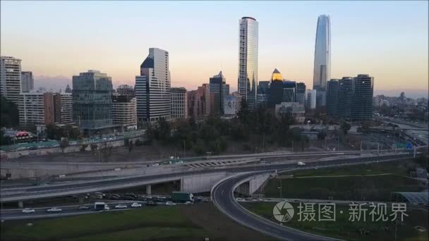 在圣地亚哥，智利公园 建筑物 道路和城市景观的航拍照片