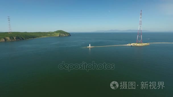 Tokarevskiy 灯塔在海海洋中心的符拉迪沃斯托克 海参崴 滨海边疆区 ilands 吐痰。最好的旅游城市景点俄罗斯。视频