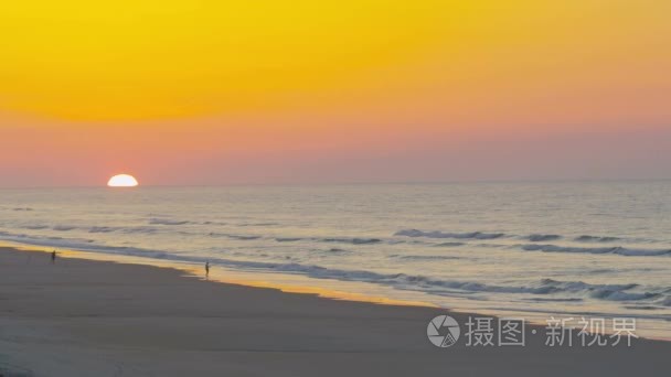 海滩与遥远的夕阳视频