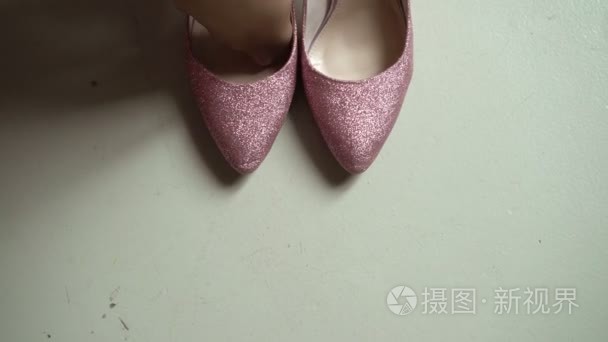 女人穿着粉红色的鞋子
