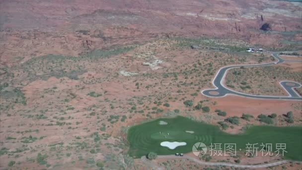 空中的沙漠高尔夫球场高空视频