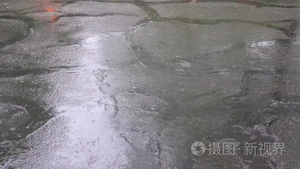 大雨落在沥青视频