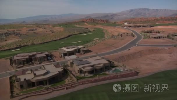 空中拍摄的豪宅在沙漠高尔夫球场