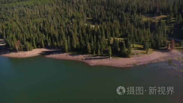 空中俯瞰山下湖的视频