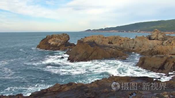 海浪在多岩石的海岸线上