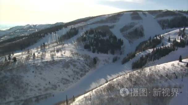 空中拍摄的滑雪度假村视频