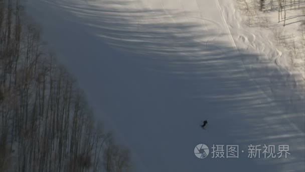 空中拍摄的雕刻的滑雪者视频