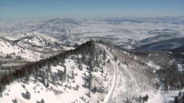 空中拍摄的雪山视频