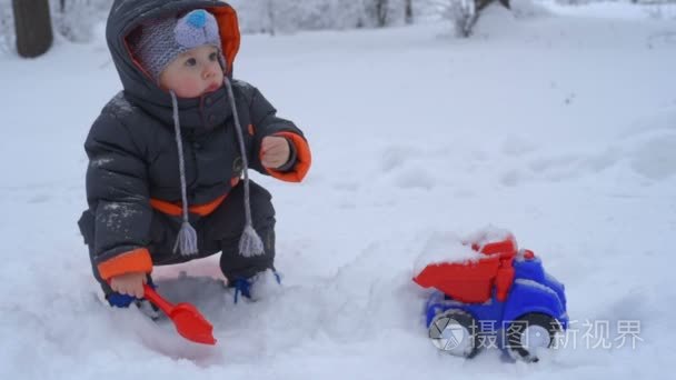 可爱的孩子玩雪视频