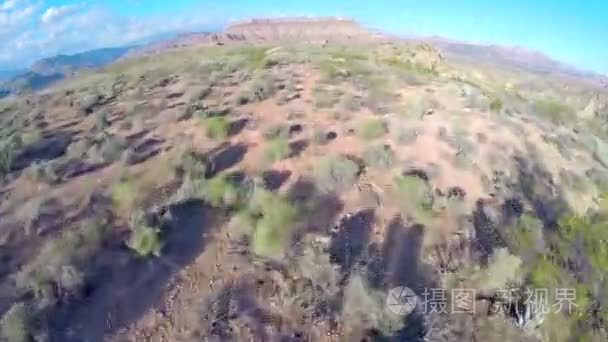 近地面的沙漠景观空中天桥视频