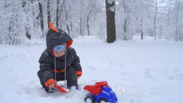 可爱的孩子玩雪