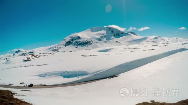 在挪威与高的雪墙的山路视频