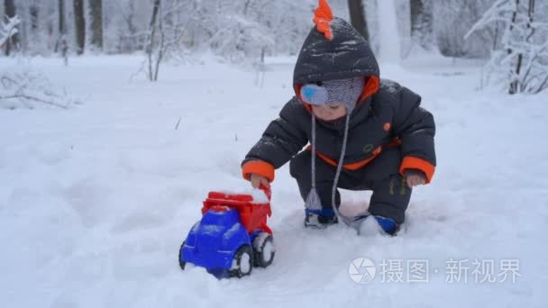 可爱的孩子玩雪视频