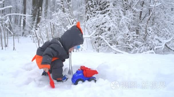 小男孩玩雪