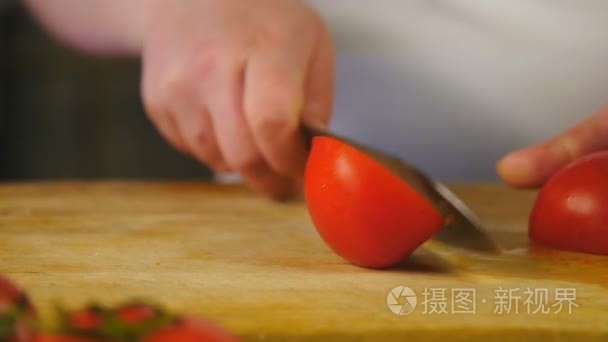 侧面视图厨师切成半环和切片在菜板上的番茄