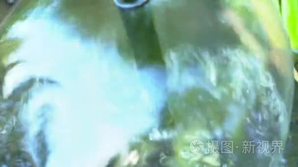 一个喷泉流水特写视频