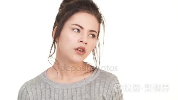 00:281080p悲伤叹息与失望站在白色背景上的年轻女性- 00:161080p