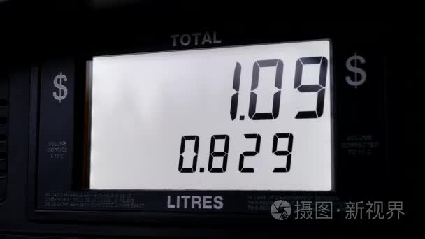 汽油涨价泵屏幕上的大屏幕视频