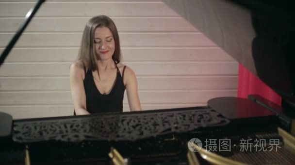 演奏乐器的两个年轻女人视频