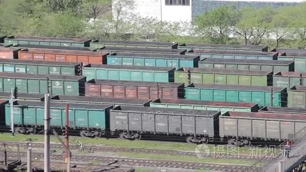 车皮煤炭在铁路轨道上视频