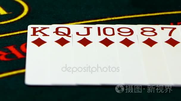 甲板上的卡在扑克桌上顺序布置视频