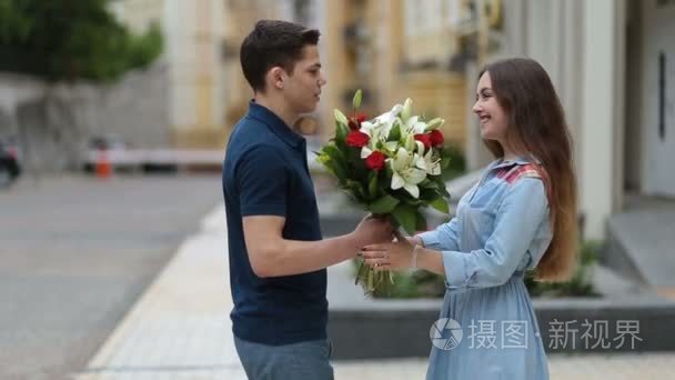 年轻人在日期上给女孩束鲜花