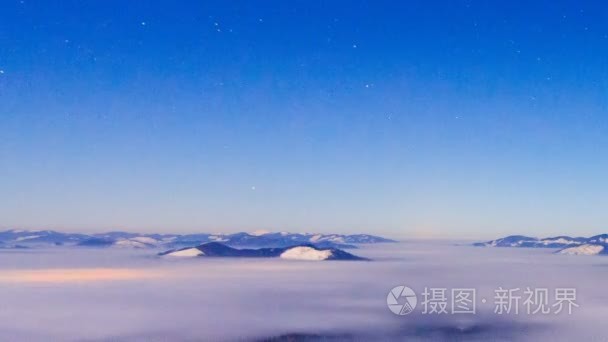 雾与星状的天空冬季过山视频