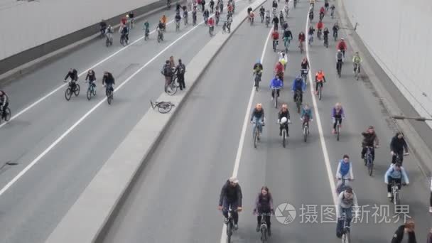 很多人骑自行车在莫斯科市中心视频