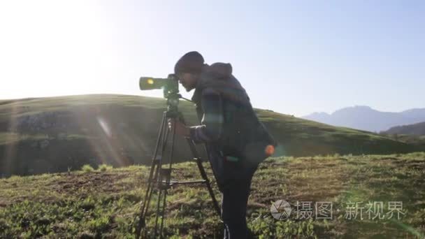 摄影师拍摄山风景背景视频