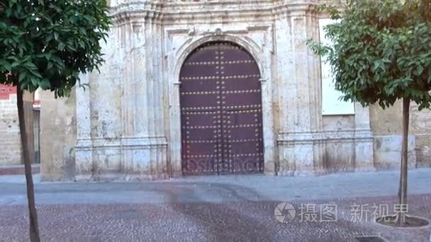 圣弗朗西斯科教堂和圣洛基是教会在科尔多瓦，西班牙安达卢西亚自治区。它原本属于的圣佩德罗 · 埃尔雷始建于十三世纪的方济各会修道院