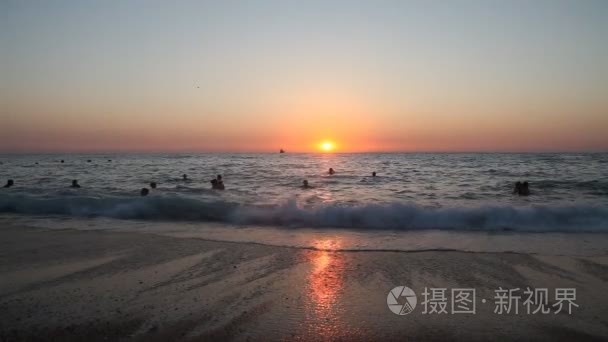 沙滩海海洋波日落地平线视频