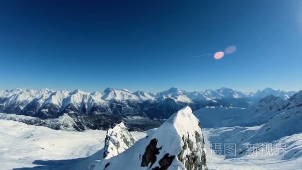 鸟瞰图飞过的山高峰雪冬季风景视频