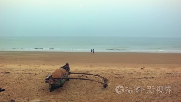 两个女人沿着海滩走到海洋