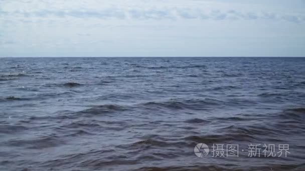 平静的大海和蓝天视频