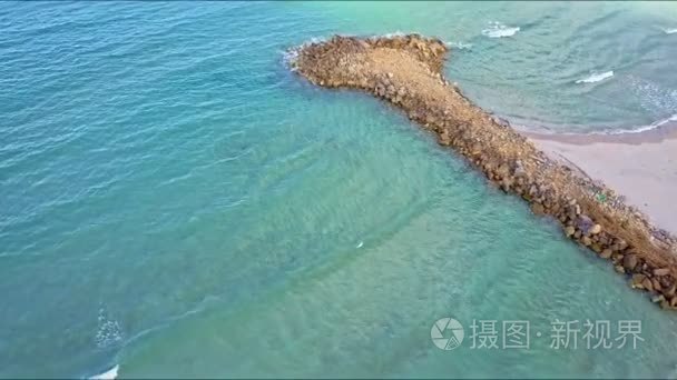 向海洋海滩上的石码头