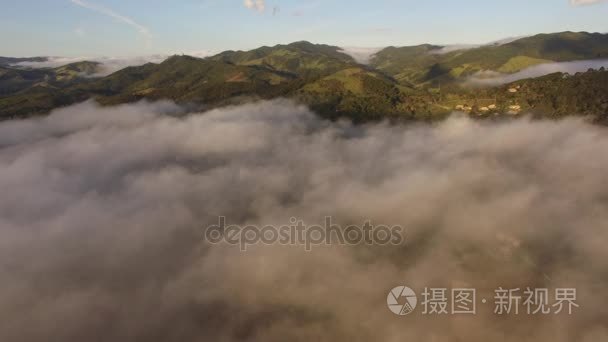 飞越高山在美丽的云彩视频