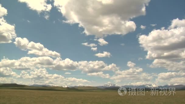 广阔的蓝色天空和远山的油锅视频