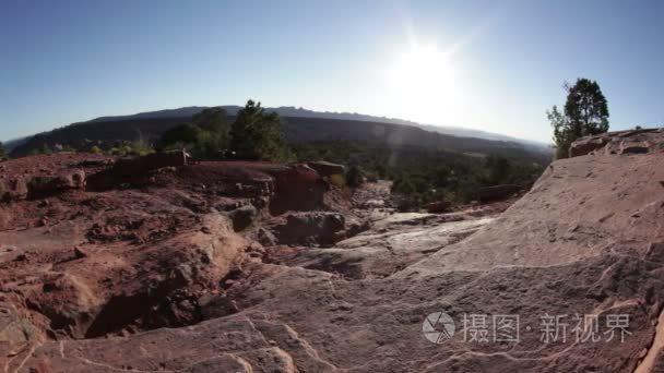 岩架和广阔的沙漠景观视频