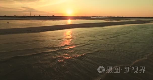 飞越大海或湖泊在日落时视频