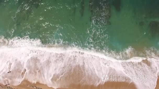 海浪对海滩和海洋表面的全景视频