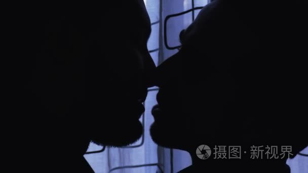 男接吻在窗户附近的剪影视频